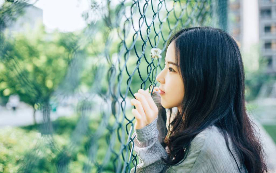 “那你待如何？”人群中，突然响起一声闷哼，众人回头看去，却见张任披盔带甲，手持长枪，在几名士卒警惕的看管下，缓步上前，一股浓浓的压迫感散发出来，让周围一群世家不由自主的退开几步。